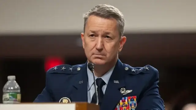 رئيس الأركان الأمريكي يجري جولة استطلاعية بمروحية فوق غزة