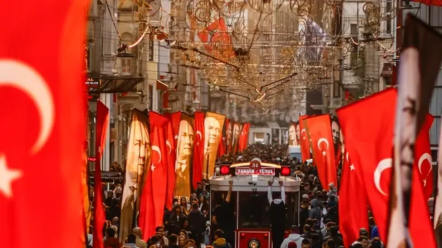 Un tramway traverse la foule sur l'avenue Istiklal à Istanbul