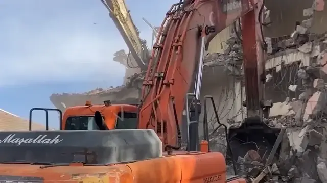 Sındırgı’da yıkım ve enkaz kaldırma çalışmaları sürüyor