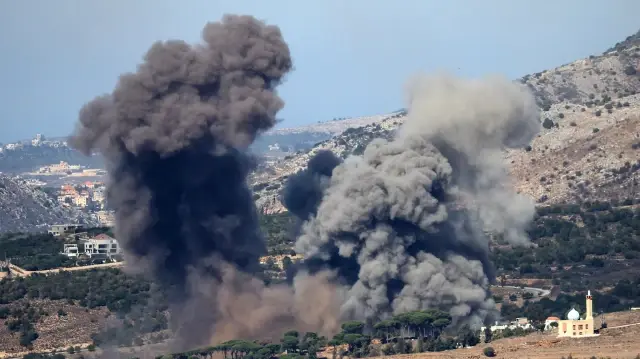 De la fumée s'élève à la suite d'une frappe aérienne israélienne dans la banlieue du village d'Ej Jarmaq, dans le sud du Liban, le 30 octobre 2025.