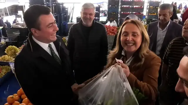 Osman Gökçek'ten pazarda karşılaştığı CHP’li Dinçer'e ‘baklava kutulu’ gönderme: Rüşveti duyunca kaçtı