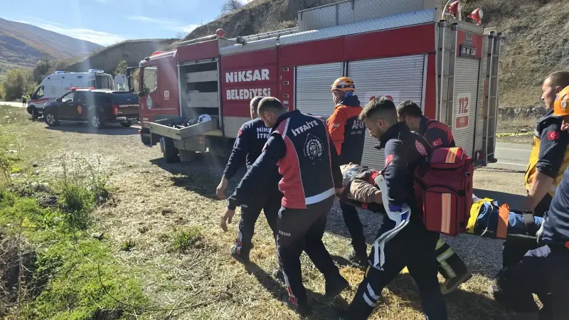 Yaralılar, ambulanslarla Niksar Devlet Hastanesi'ne kaldırıldı.