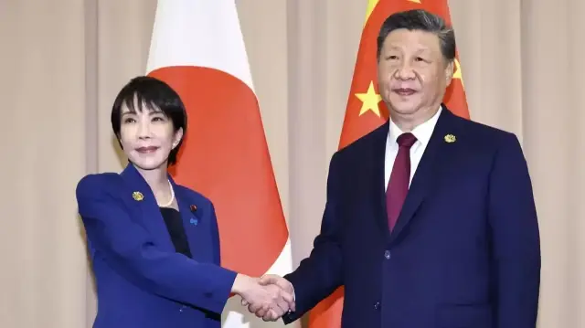 Le président chinois Xi Jinping a tenu un premier sommet avec la nouvelle Première ministre japonaise Sanae Takaichi, en marge du forum de coopération Asie-Pacifique en Corée du Sud.