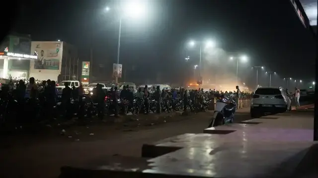 Des véhicules font la queue pour faire le plein d'essence dans une station-service à Bamako, le 27 octobre 2025.