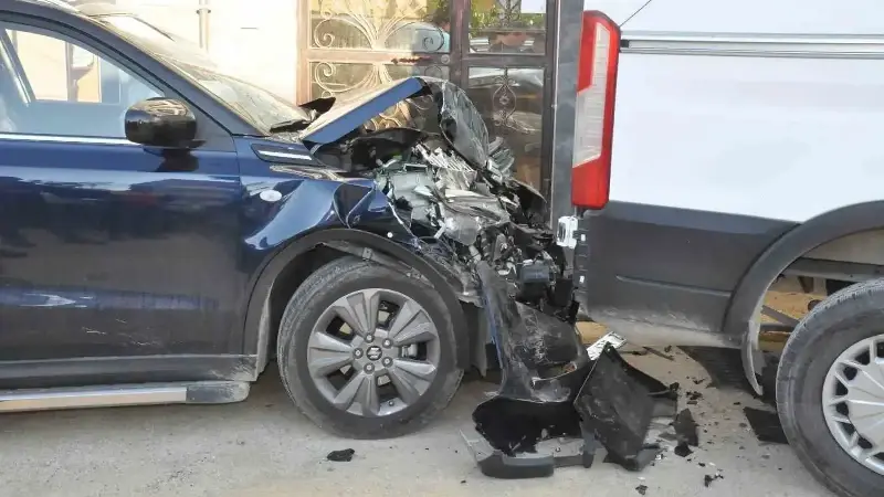 KEŞAN’DA 2 KİŞİNİN YARALANDIĞI KAZADA KAMYONET AYDINLATMA DİREĞİNE ÇARPARAK DURDU