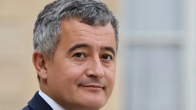 Le ministre français de la Justice, Gérald Darmanin, quitte le palais présidentiel de l'Élysée à Paris après la réunion hebdomadaire du Conseil des ministres, le 29 octobre 2025.