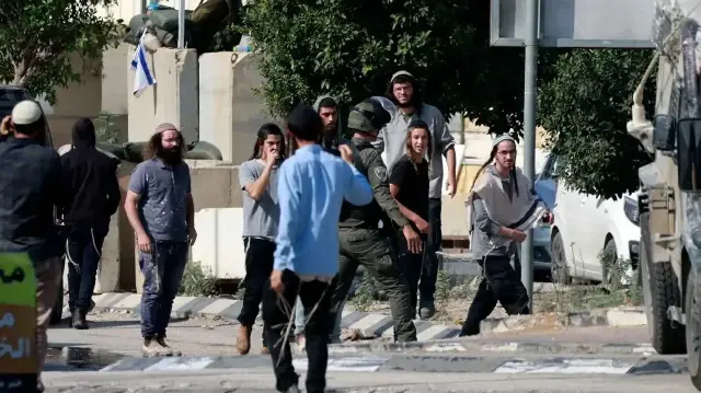 ثاني اعتداء في ساعات.. مستوطنون يحرقون 3 مركبات شمالي الضفة