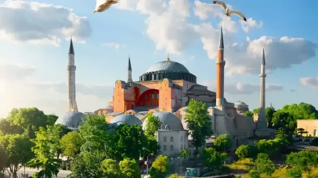 Le secteur touristique turc poursuit sa croissance, porté par une hausse du nombre de visiteurs et des dépenses moyennes par touriste.