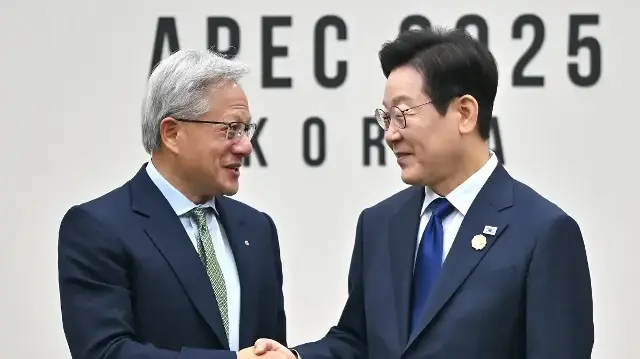 Le président sud-coréen Lee Jae Myung (à droite) serre la main du fondateur et PDG de Nvidia, Jensen Huang (à gauche), lors de leur rencontre en marge du sommet de la Coopération économique Asie-Pacifique (APEC) à Gyeongju, le 31 octobre 2025.