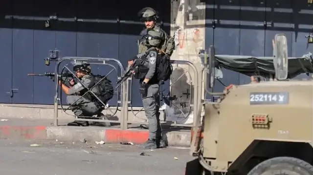 الاحتلال الإسرائيلي يصيب طفلا فلسطينيا بالرصاص وسط الضفة 