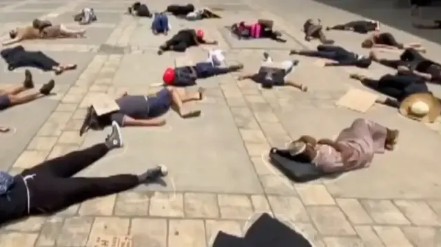 Le 23 octobre 2025 une trentaine d’enseignants et d’agents de l’Éducation nationale se sont allongés sur les dalles brûlantes de la place de la République, à Mamoudzou, pour symboliser la "mort de l’enseignement" à Mayotte.