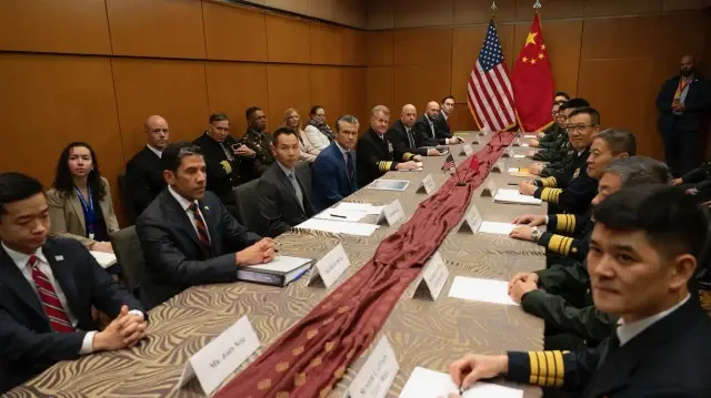 "J'ai rencontré aujourd'hui le ministre chinois de la Défense nationale, l'amiral Dong Jun, en marge de la réunion des ministres de la Défense de l'ASEAN Plus," a publié le Secrétaire américain à la guerre Peth Hegseth, le 31 octobre 2025.