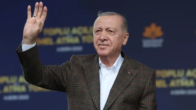 Le président turc Recep Tayyip Erdogan assiste à la cérémonie d'inauguration et de pose de la première pierre à Sultanbeyli Town Square, à Istanbul, en Türkiye, le 4 octobre 2025.
