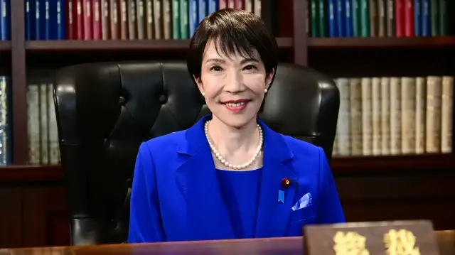 Japonya'da iktidardaki Liberal Demokrat Partinin (LDP) yeni lideri, çeşitli dönemlerde kabinede görev alan eski Ekonomi Güvenliği Bakanı Takaiçi Sanae (fotoğrafta) oldu. Japonya'nın "ilk kadın başbakanı" olmaya hazırlanan 64 yaşındaki Takaiçi, başkent Tokyo'daki parti binasına geldi.