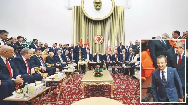 Cumhurbaşkanı Erdoğan’ın da katıldığı resepsiyonda verilen birlik görüntüsü boykot kararını alan Genel Başkan Özel’i zor durumda bıraktı.