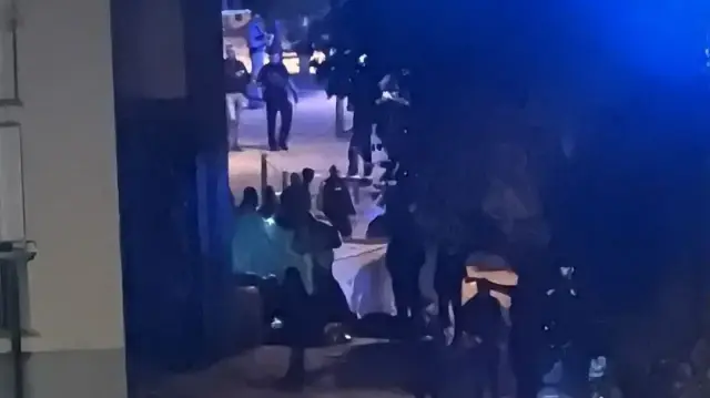 BFMTV kanalı, olayla ilgili "organize çete tarafından kasten adam öldürme ve kasten adam öldürmeye teşebbüs" suçlarından soruşturma başlatıldığını aktardı.