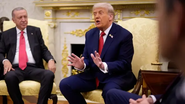 Le président américain Donald Trump, accompagné du président turc Recep Tayyip Erdogan (à gauche), s'exprime lors d'une réunion dans le Bureau ovale de la Maison Blanche, le 25 septembre 2025 à Washington, DC. 
