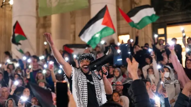 Des manifestants brandissent des drapeaux palestiniens lors d'une manifestation pro-palestinienne à Bruxelles, le 2 octobre 2025.