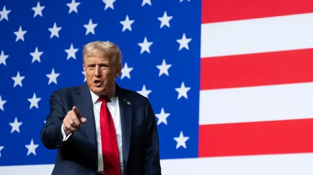 Le président américain Donald Trump quitte les lieux après s'être adressé à des officiers supérieurs réunis à la base du Corps des Marines de Quantico, en Virginie, le 30 septembre 2025. 