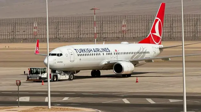 طائرة تركية تقل ناشطي أسطول الصمود تصل إسطنبول