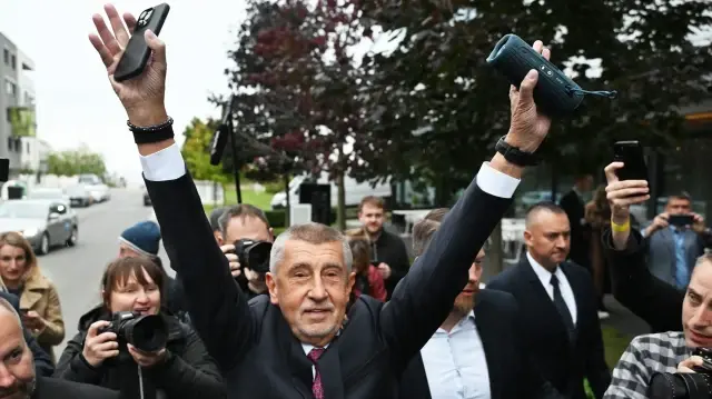 Andrej Babis, leader du mouvement ANO, réagit à son arrivée au siège de l'ANO le 4 octobre 2025 à Prague, pendant les élections législatives.