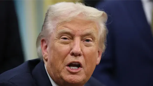 Le président américain Donald Trump s'exprime sur la lutte contre le cancer infantile dans le Bureau ovale de la Maison Blanche, le 30 septembre 2025 à Washington, DC.