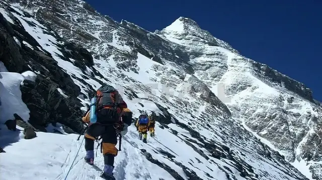 Nearly 1,000 trapped by blizzard on Tibetan side of Mount Everest