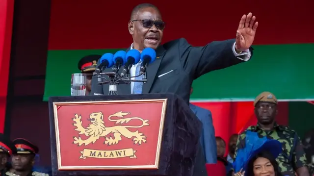 Le président nouvellement investi du Malawi, Peter Mutharika, prononce son discours inaugural lors de la cérémonie de prestation de serment et d'investiture au stade Kamuzu de Blantyre, le 4 octobre 2025.
