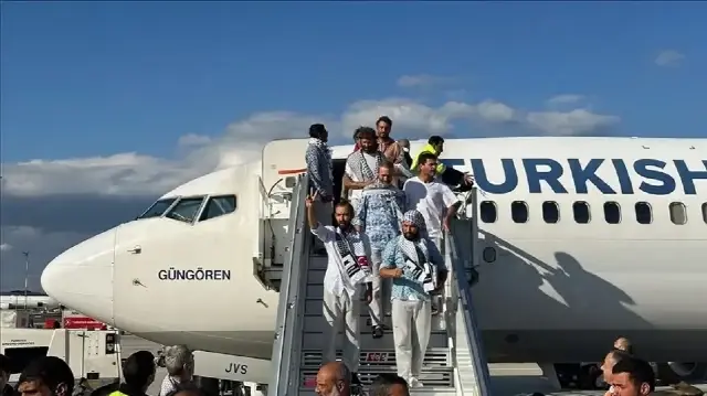 بالورود.. استقبال رسمي وشعبي لنشطاء "أسطول الصمود" بإسطنبول