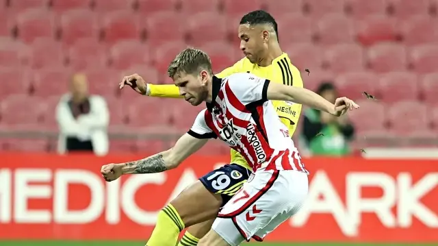 Trendyol Süper Lig'in 8. haftasında Samsunspor ile Fenerbahçe, Yeni 19 Mayıs Stadı'nda karşılaştı. Bir pozisyonda Samsunspor oyuncusu Logi Tomasson (17) ile Fenerbahçe oyuncusu Youssef En-Nesyri (19) mücadele etti.