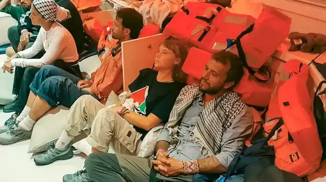 Cette photo diffusée par le ministère israélien des Affaires étrangères montre la militante suédoise pour le climat Greta Thunberg (au centre) et le militant brésilien Thiago Avila (à droite), accompagnés d'autres militants, après l'interception par la marine israélienne de la flottille Global Sumud transportant de l'aide humanitaire à destination de Gaza, le 1er octobre 2025, selon les déclarations du ministère.