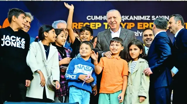 Cumhurbaşkanı Erdoğan, Sultanbeyli Belediyesi Toplu Açılış ve Temel Atma Töreni'nde çocuklarla fotoğraf çektirdi.