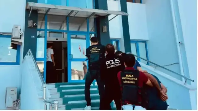 Yapılan çalışmalarda Bodrum, Dalaman, Fethiye, Köyceğiz, Marmaris, Milas ve Ortaca ilçelerinde tespit edilen 13 şahsın adreslerinde arama yapıldı.
