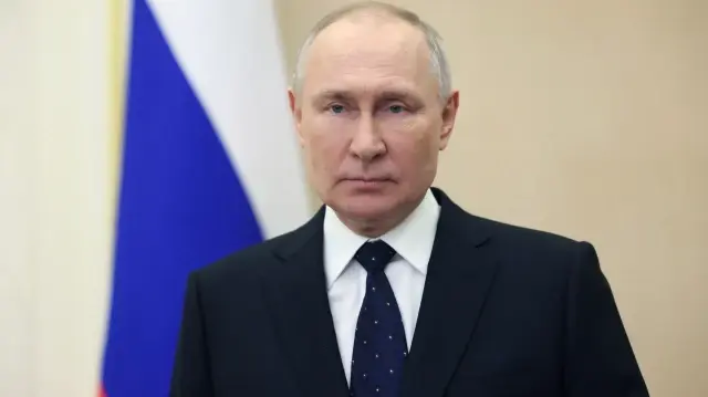 Le président russe Vladimir Poutine prononce son discours à l'occasion de la Journée des défenseurs de la patrie devant des anciens combattants, des militaires, le personnel civil des forces armées russes et les citoyens russes en général, par liaison vidéo depuis le Kremlin, à Moscou, le 23 février 2023.