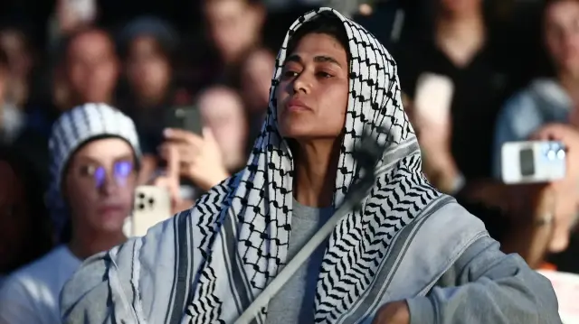 L'avocate franco-palestinienne et députée européenne du parti La France Insoumise (LFI) Rima Hassan participe à un rassemblement en sa faveur place de la République à Paris le 12 juin 2025, après avoir été expulsée suite à son arrestation par Israël avec d'autres militants à bord d'un bateau humanitaire à destination de Gaza.