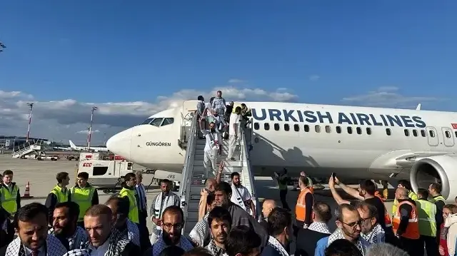 Les militants de la flottille humanitaire Global Sumud, arrivés en Türkiye, descendant de l'avion à Istanbul. 