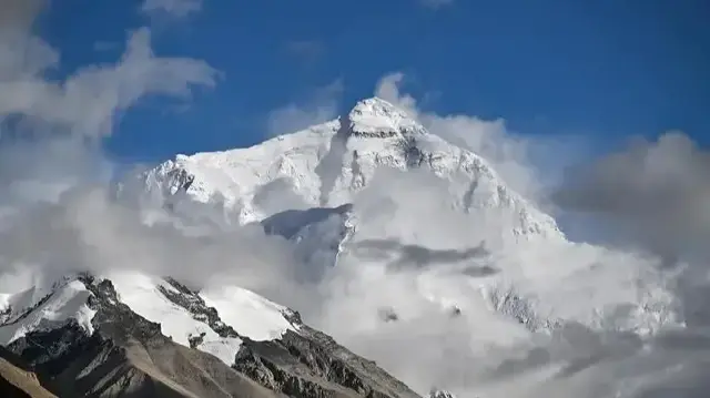 Deniz seviyesinden 4 bin metre yükseklikteki bölgede devam eden kar yağışının arama kurtarma faaliyetlerini zorlaştırdığı, ekiplerin şimdiye kadar 137 yürüyüşçüyü güvenli şekilde tahliye ettiği aktarıldı.
