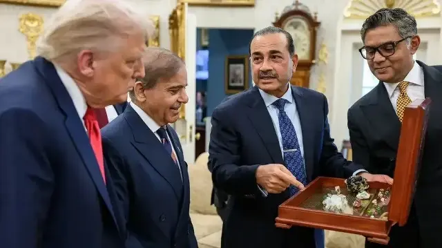 پاکستان کے آرمی چیف فیلڈ مارشل عاصم منیر امریکی صدر کو نایاب قدرتی معدنیات کے نمونے دکھا رہے ہیں۔