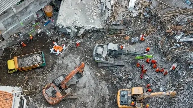 Des sauveteurs à la recherche de victimes à l'internat islamique Al Khoziny à Sidoarjo, Java Est, le 5 octobre 2025, après l'effondrement d'un bâtiment à plusieurs étages de l'école pendant les prières, tuant au moins 53 personnes, 26 autres étant toujours portées disparues, selon un responsable.