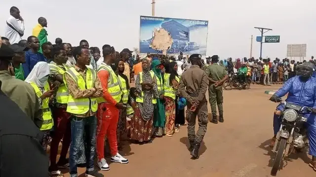 Selon des habitants d'Ayorou, le capitaine Aliou Oumarou a été tué "dans une embuscade tendue" contre son cortège "par des hommes armés" alors qu'il rentrait de Tillabéri, grande ville voisine.