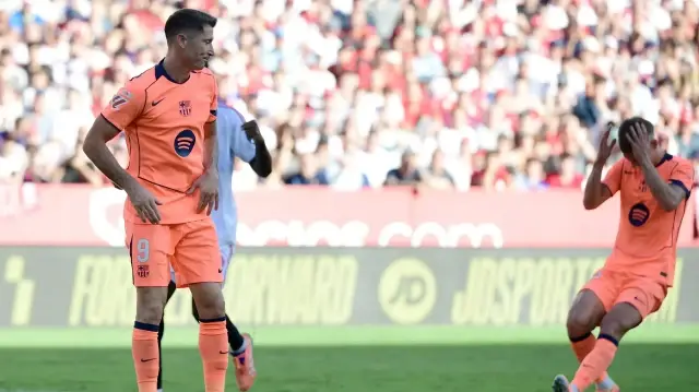 La déception de l’attaquant polonais du FC Barcelone n°9, Robert Lewandowski lors du match de Liga entre le Séville FC et le FC Barcelone, disputé au stade Ramón Sánchez-Pizjuán à Séville, le 5 octobre 2025.
