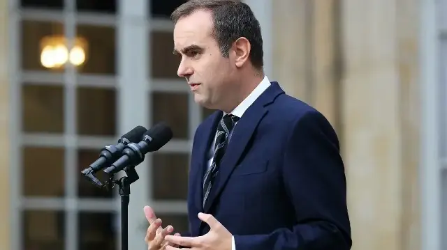 Le Premier ministre français Sébastien Lecornu fait une déclaration à l'Hôtel Matignon à Paris, le 3 octobre 2025, avant une série de consultations avec les partis politiques en vue de l'annonce de la composition du nouveau gouvernement. 