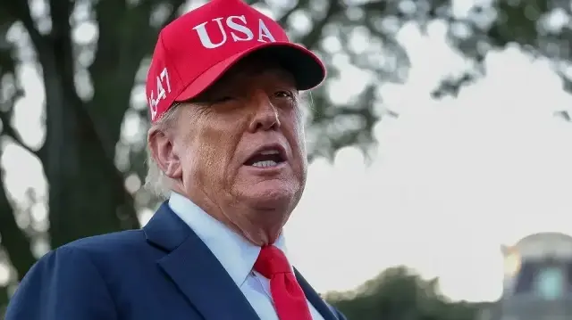 Le président américain Donald Trump s'adresse aux médias après être descendu de Marine One sur la pelouse sud de la Maison Blanche, le 5 octobre 2025 à Washington, DC. Trump revenait d'une célébration du 250e anniversaire de la marine à Norfolk, en Virginie. 