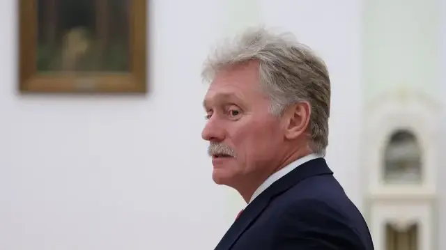 Le porte-parole du Kremlin, Dmitri Peskov, attend avant une réunion entre le président russe et le Premier ministre éthiopien à Moscou, le 25 septembre 2025.