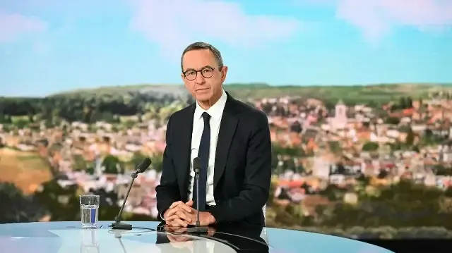 Le ministre français de l'Intérieur Bruno Retailleau pose pour une photo avant une interview dans le journal télévisé "Le 13 Heures" de la chaîne française TF1, à Boulogne-Billancourt, près de Paris, le 6 octobre 2025.