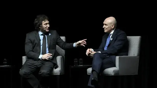 Le président argentin Javier Milei (à gauche) s'exprime aux côtés du député national Jose Luis Espert lors de la présentation de son nouveau livre "Capitalisme, socialisme et le piège néoclassique" au stade Luna Park de Buenos Aires, le 22 mai 2024. 