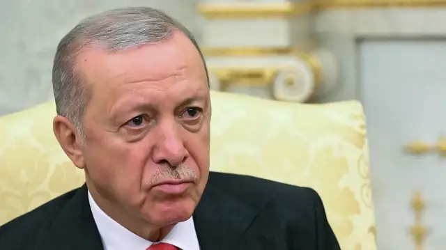 Le président turc Recep Tayyip Erdogan observe pendant une réunion avec le président américain Donald Trump dans le bureau ovale de la Maison Blanche à Washington, DC, le 25 septembre 2025.
