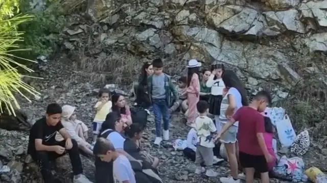 Düzensiz göçmenler, işlemlerinin ardından İl Göç İdaresi Müdürlüğüne gönderildi.