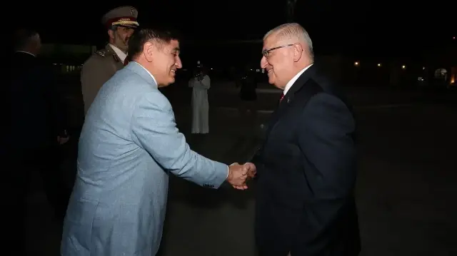 وزير الدفاع التركي يصل قطر في زيارة رسمية