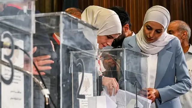 Les membres des comités locaux syriens votent dans le cadre du processus de sélection national visant à désigner un parlement provisoire, à Damas, le 5 octobre 2025.